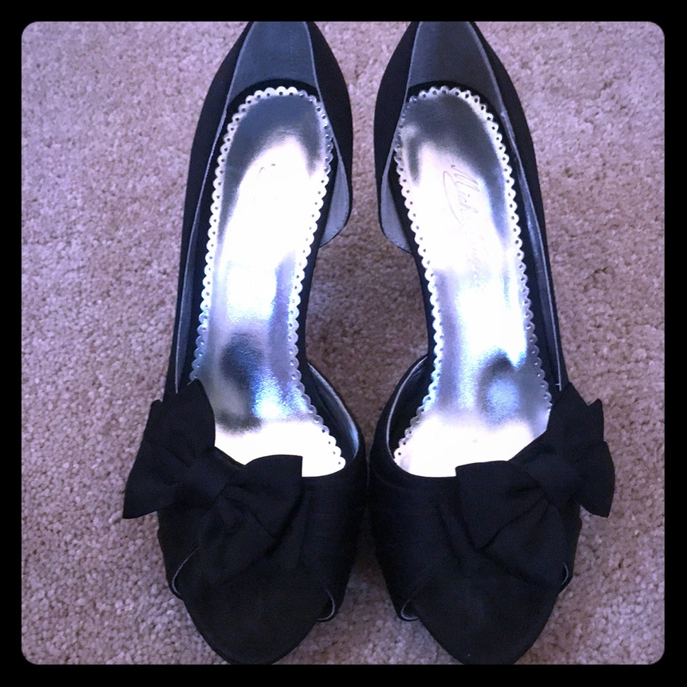 Michaelangelo Black peekaboo toed 4inch heels